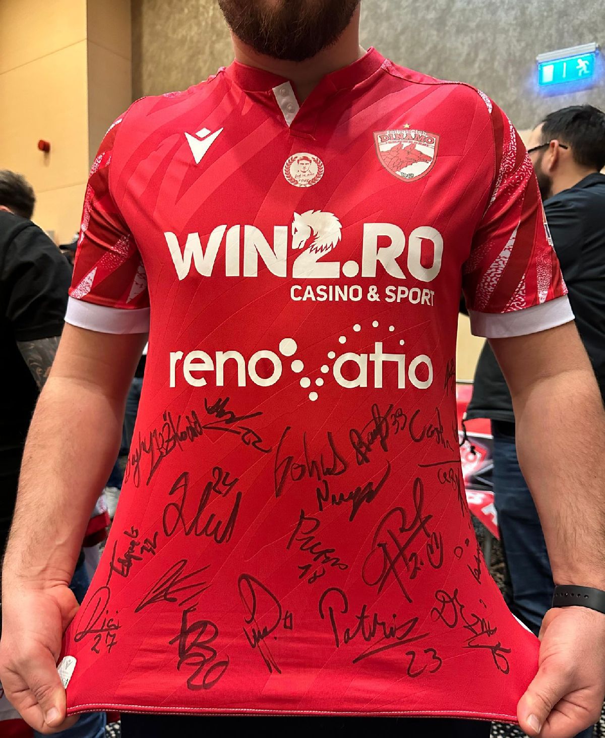 „Câinii” nu se joacă! Imagini spectaculoase surprinse la Cluj » „Infern” în fața hotelului lui Dinamo