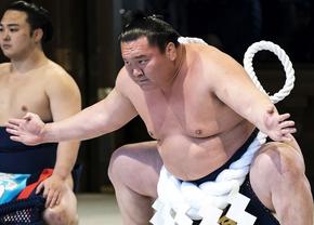 Cel mai mare campion de sumo poate fi primi „cea mai gravă” sancțiune din lumea sportului japonez