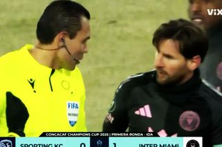 Arbitru suspendat, după ce nu s-a putut abține în fața lui Messi și a făcut un gest interzis