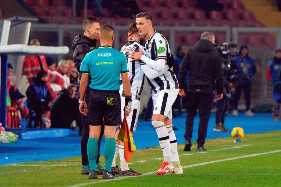 Lorenzo Lucca a fost scos de pe teren de managerul lui Udinese, drept pedeapsă. Foto: Imago Images „Bunicul” iese în calea lui Cristi Chivu » Cine va intra în poarta adversarei Parmei după accidentarea lui Sava!