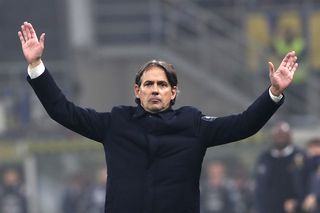 Cu Dan Șucu prezent pe Giuseppe Meazza, Genoa a pierdut la limită cu Inter » Trupa lui Simone Inzaghi a preluat fotoliul de lider în Serie A