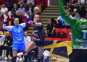 CSM București - Gloria Bistrița 32-23 » „Tigroaicele” nu le-au dat nicio șansă jucătoarelor lui Marius Novanc
