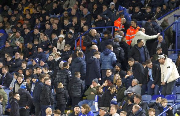 N-au mai suportat umilința » Ce au făcut suporterii echipei lui Van Nistelrooy după primele 30 de minute. Serie înfiorătoare