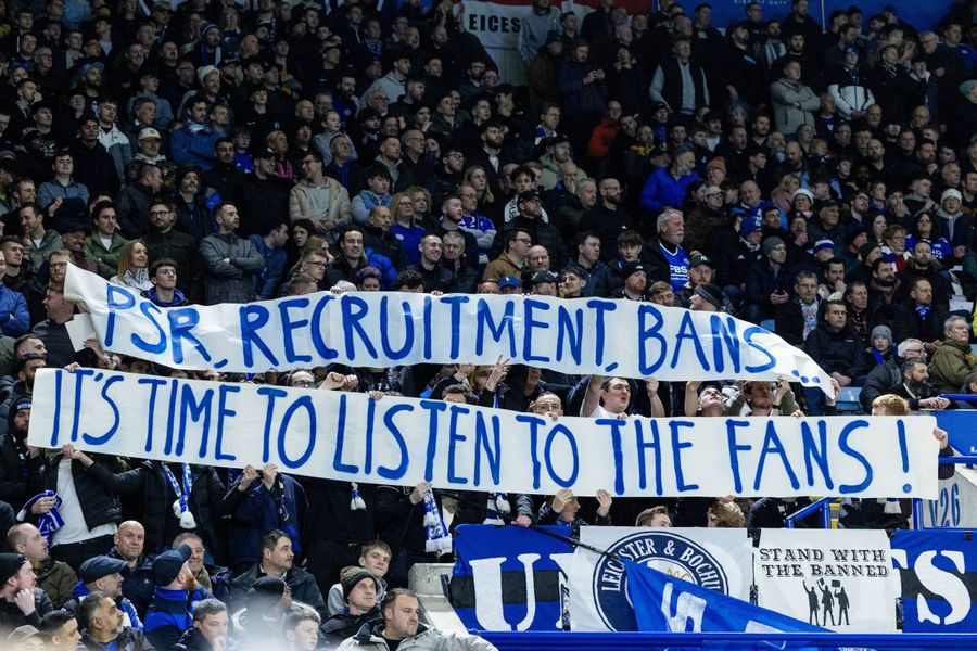 N-au mai suportat umilința » Ce au făcut suporterii echipei lui Van Nistelrooy după primele 30 de minute. Serie înfiorătoare