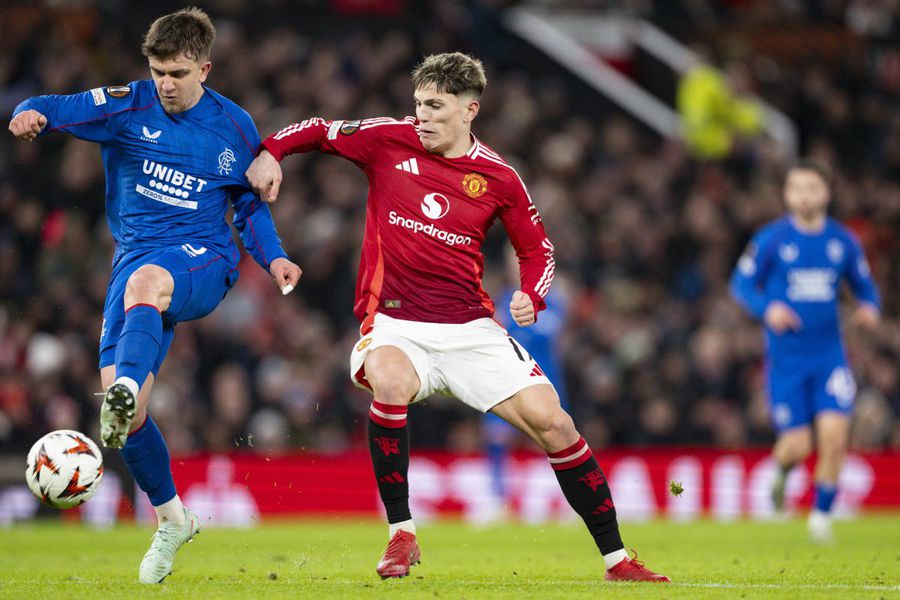 Ridvan Yilmaz (stânga), în duelul cu Alejandro Garnacho din Manchester United - Rangers 2-1 din grupa de Europa League / Foto: Imago Ianis Hagi a decis unde va juca la vară: „Tatăl lui și-a dat acordul” » Un coleg l-ar fi convins deja să nu refuze oferta