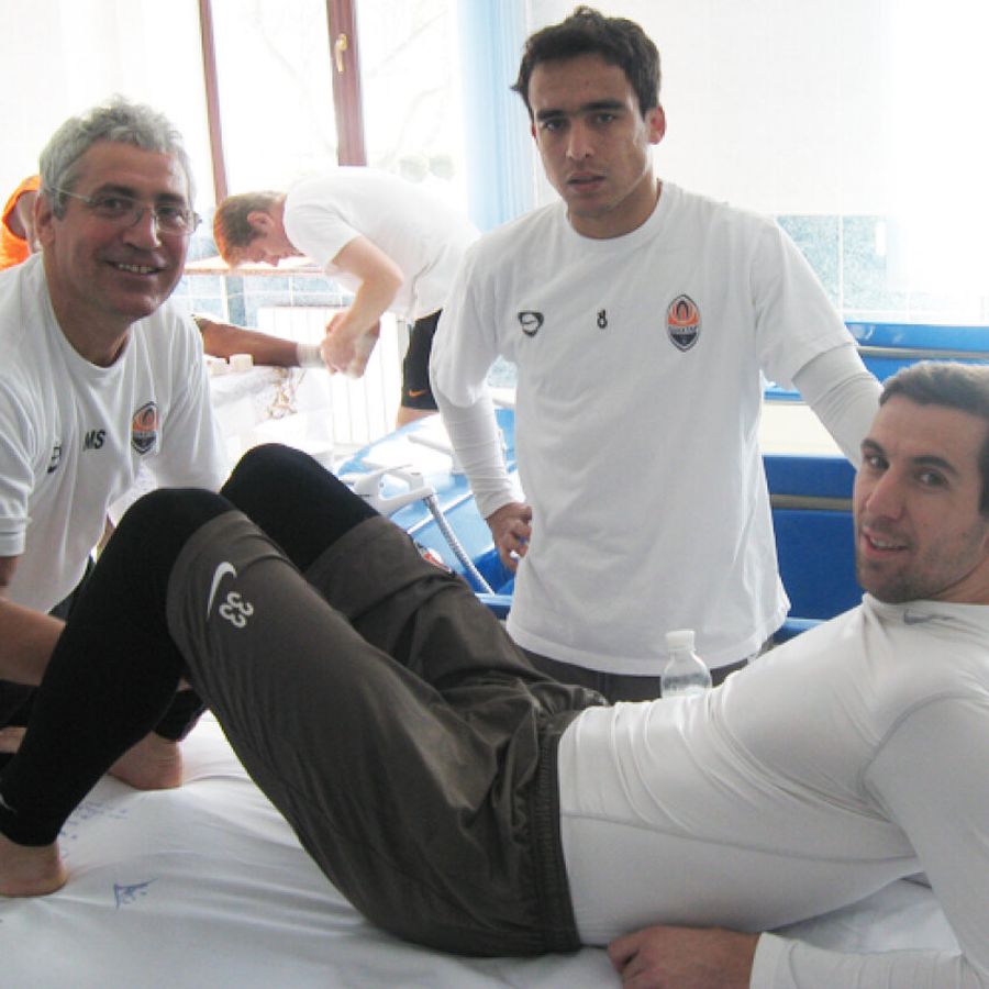Victor Hexan îi face un masaj ca la carte lui Darijo Srna, legenda lui Șahtior. Jadson așteaptă la rând Omul de încredere al lui Lucescu scoate de la sertar episoade necenzurate: „Acum știu de ce Ahmetov nu i-a mai prelungit contractul”