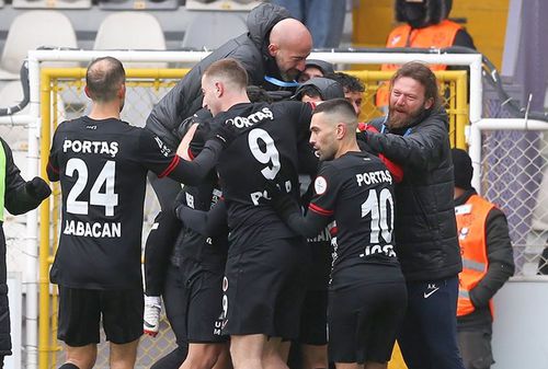 Daniel Popa (centru) a marcat o „dublă” pentru Genclerbirligi, foto: X