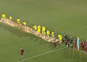 Protest înainte de CFR Cluj - Petrolul » Ce mesaj au afișat fotbaliștii