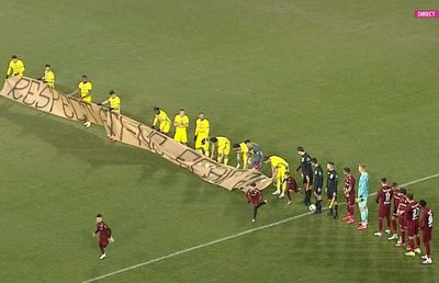 Protest înainte de CFR Cluj - Petrolul » Ce mesaj au afișat fotbaliștii