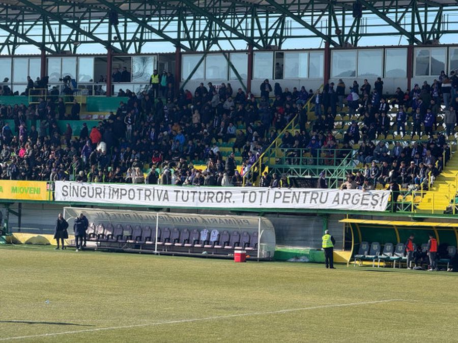 N-au ratat ocazia! Bannerele afișate de fanii lui FC Argeș în semn de protest, la primul meci după gafa lui Petrescu