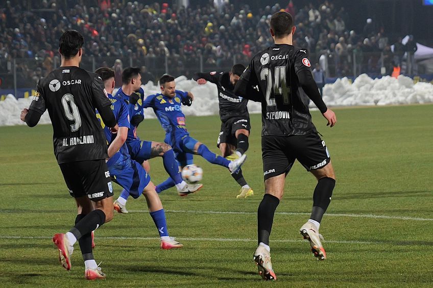 Vladimir Screciu în momentul șutului din care a marcat, Unirea Slobozia - Universitatea Craiova // foto: Andrei Furnigă (GSP.ro)