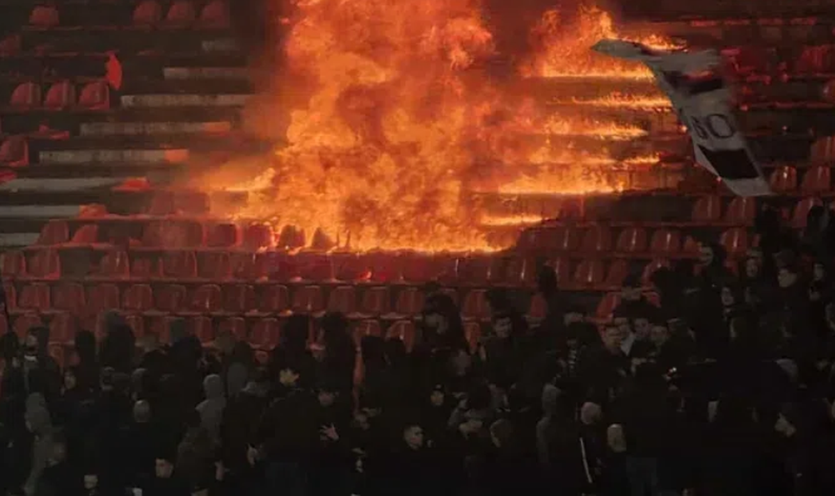 Au făcut scandal și au pierdut! Rivalii au incendiat arena la derby