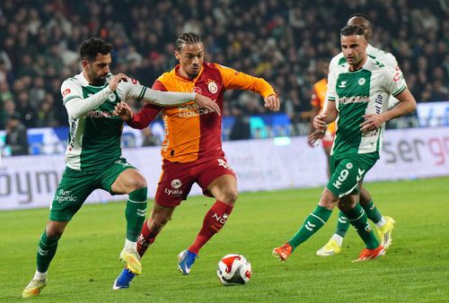 Leroy Sane, în galben-roșu, a înscris pentru Galatasaray la scorul de 0-0, dar golul i-a fost anulat / Foto: Imago