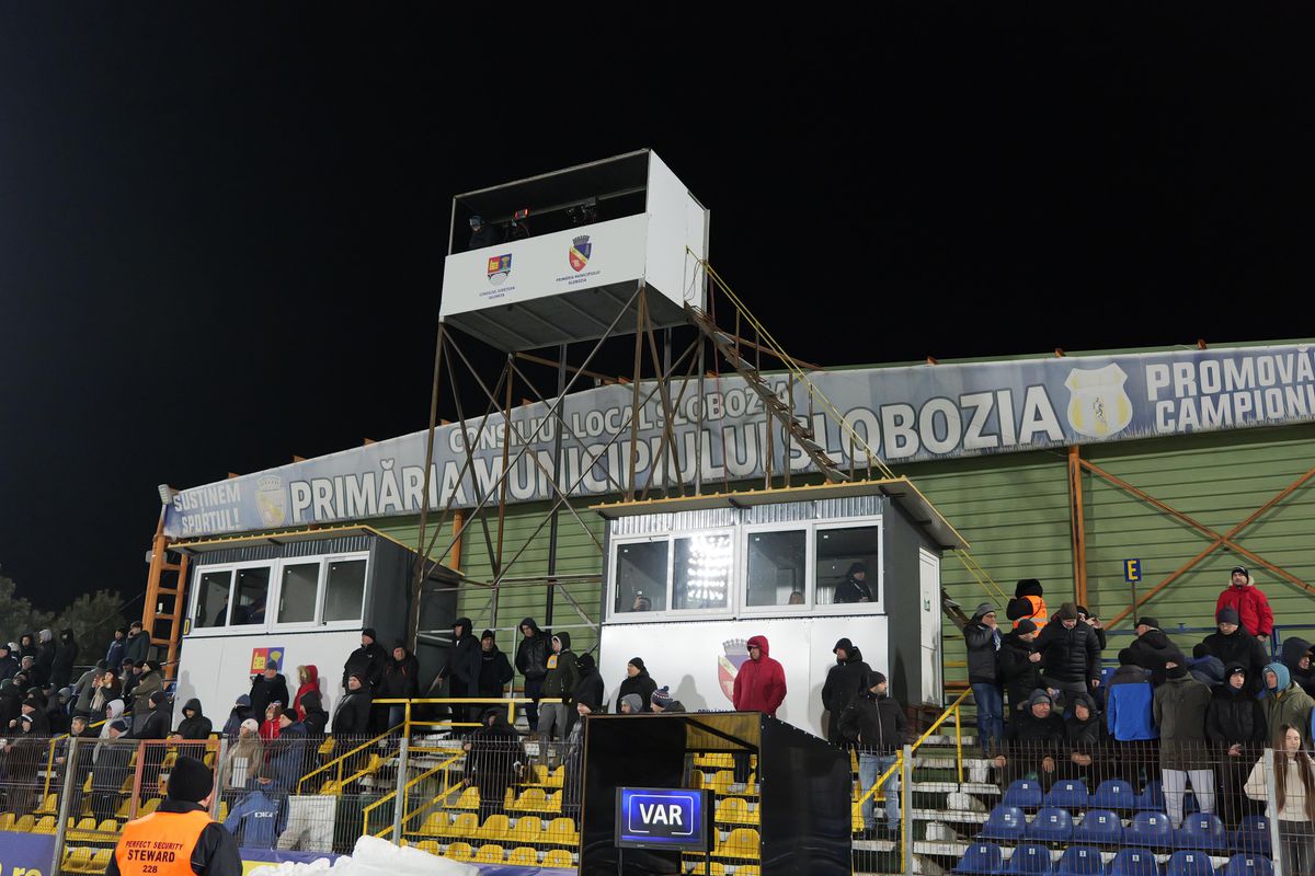 Imagini de la stadionul din Slobozia cu cabinele pentru operatorii TV // foto: Andrei Furnigă (GSP.ro)