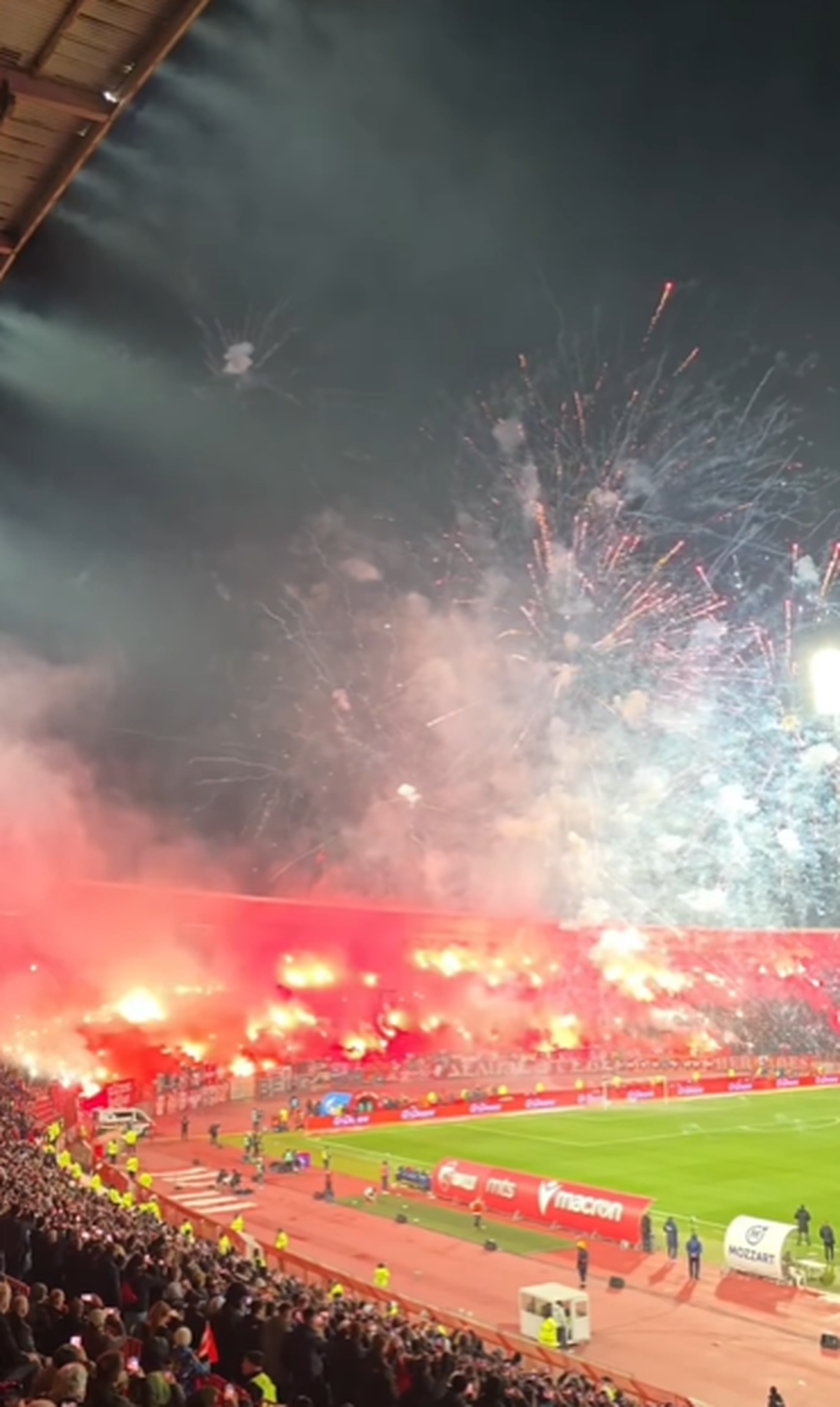 Au făcut scandal și au pierdut! Rivalii au incendiat arena la derby