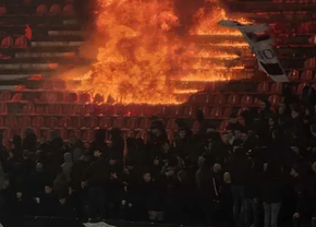 Au făcut scandal și au pierdut! Rivalii au incendiat arena la derby