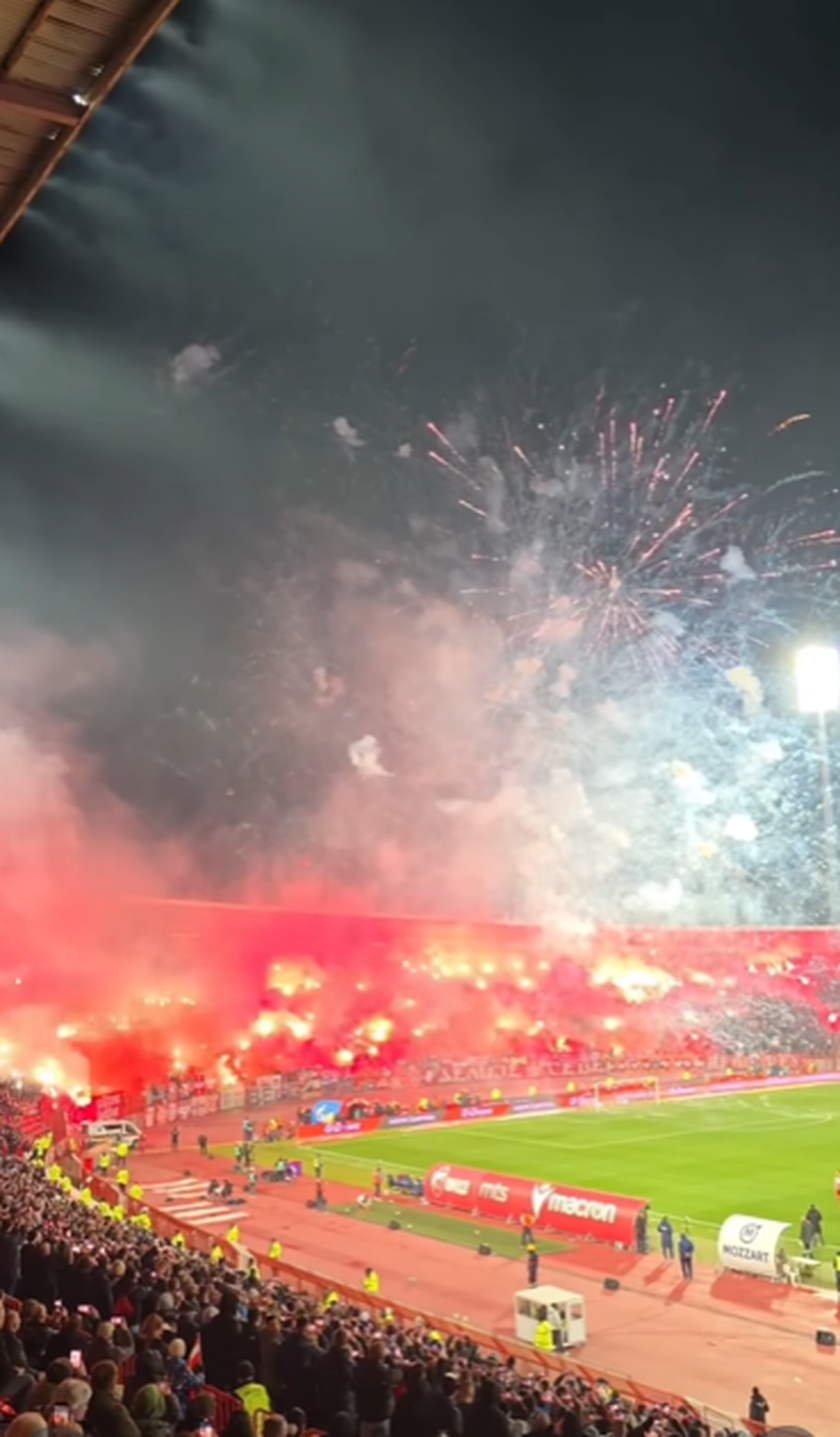 Au făcut scandal și au pierdut! Rivalii au incendiat arena la derby