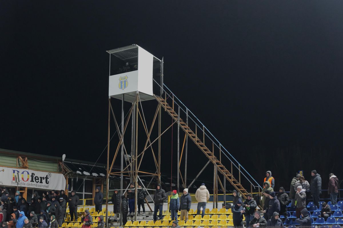Imagini de la stadionul din Slobozia cu cabinele pentru operatorii TV // foto: Andrei Furnigă (GSP.ro)