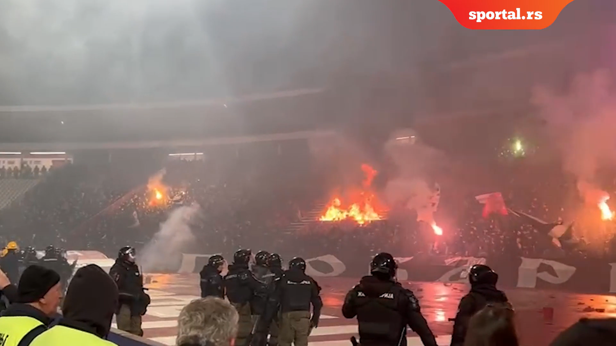 Au făcut scandal și au pierdut! Rivalii au incendiat arena la derby