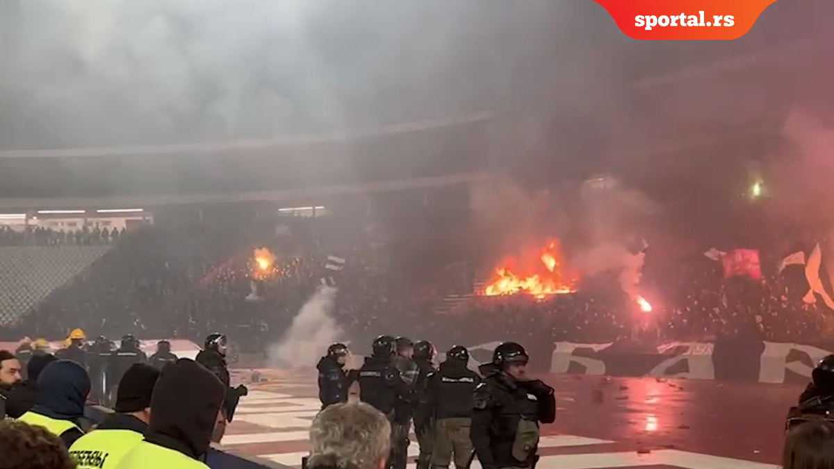Au făcut scandal și au pierdut! Rivalii au incendiat arena la derby