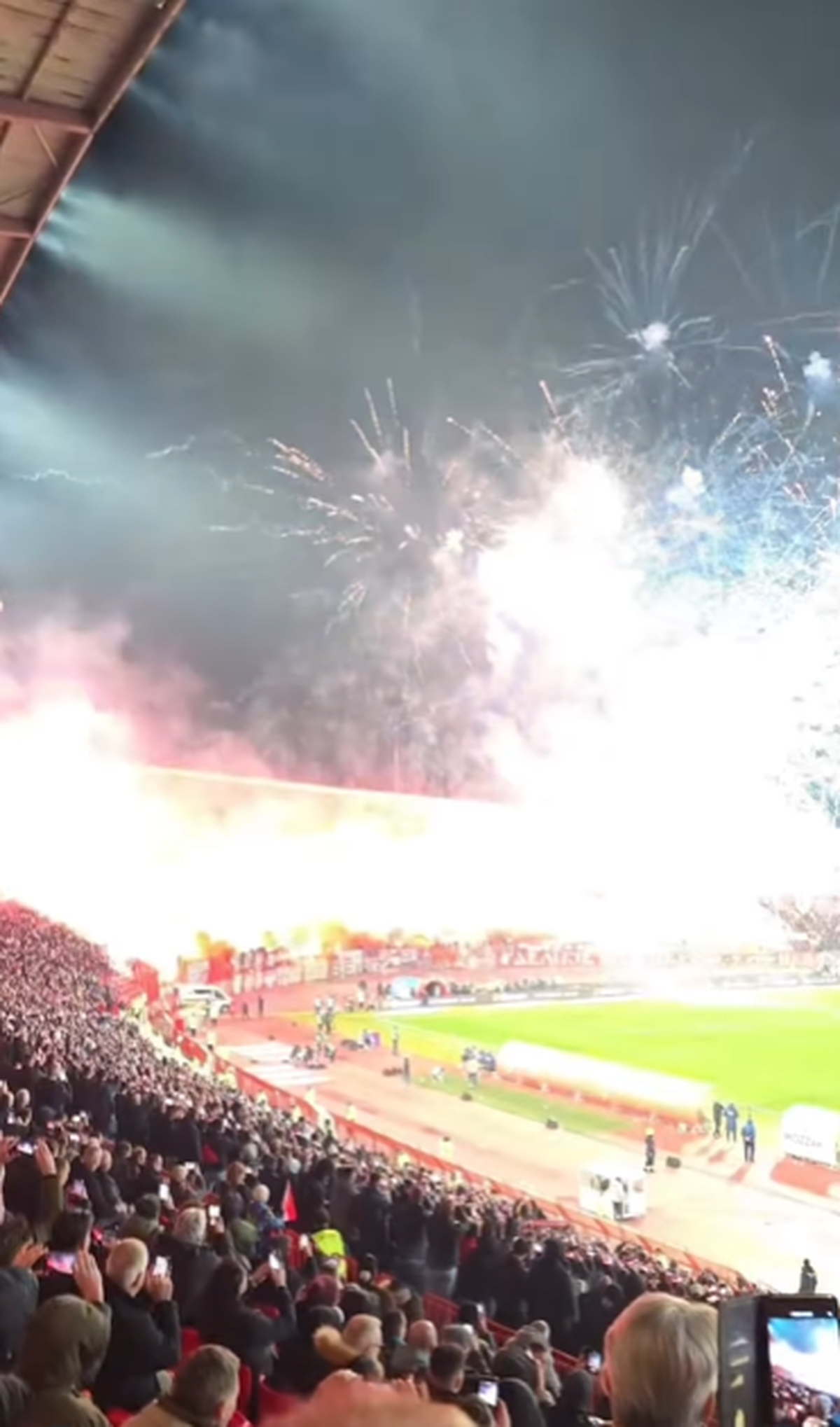 Au făcut scandal și au pierdut! Rivalii au incendiat arena la derby