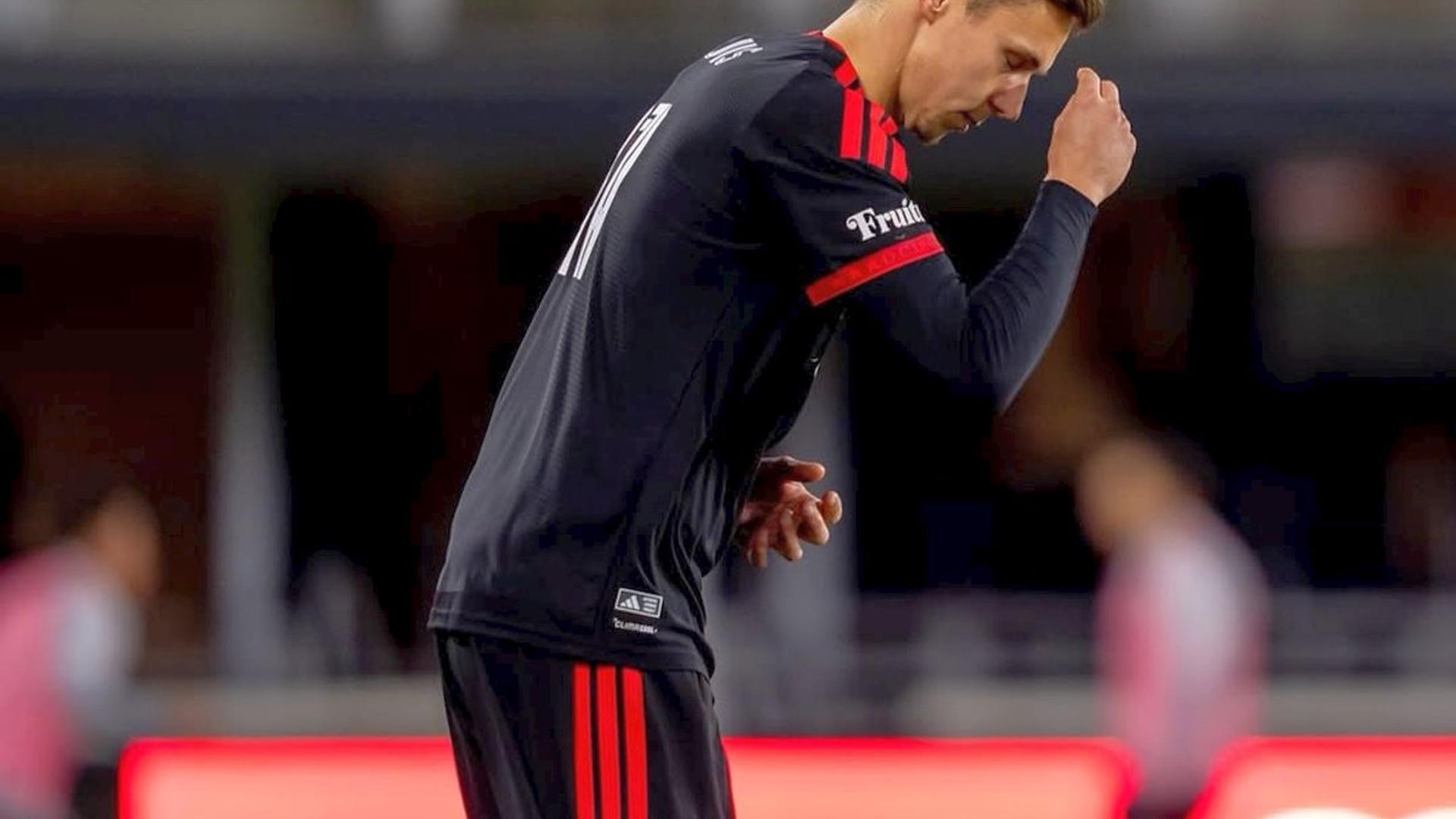 Louis Munteanu în tricoul DC United în timpul debutului MLS, pregătit să paseze mingea în atac după transferul la echipă. | sursa foto: Gazeta Sporturilor