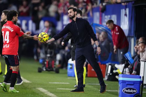 Imagine simbolică: Alvaro Arbeloa, antrenorul Realului, îi „predă” mingea și meciul lui Ruben Garcia (Osasuna) / Foto: Imago