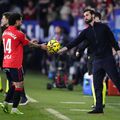 Imagine simbolică: Alvaro Arbeloa, antrenorul Realului, îi „predă” mingea și meciul lui Ruben Garcia (Osasuna) / Foto: Imago