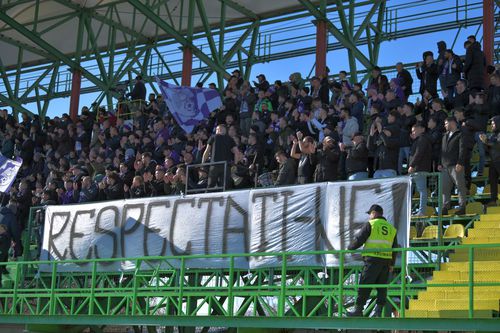 Fanii lui FC Argeș și-au manifestat nemulțumirea prin intermediul unor bannere la partida cu Farul Constanța // FOTO: Sport Pictures