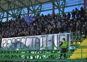 N-au ratat ocazia! Bannerele afișate de fanii lui FC Argeș în semn de protest, la primul meci după gafa lui Petrescu