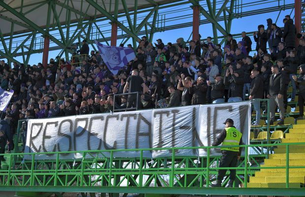 N-au ratat ocazia! Bannerele afișate de fanii lui FC Argeș în semn de protest, la primul meci după gafa lui Petrescu