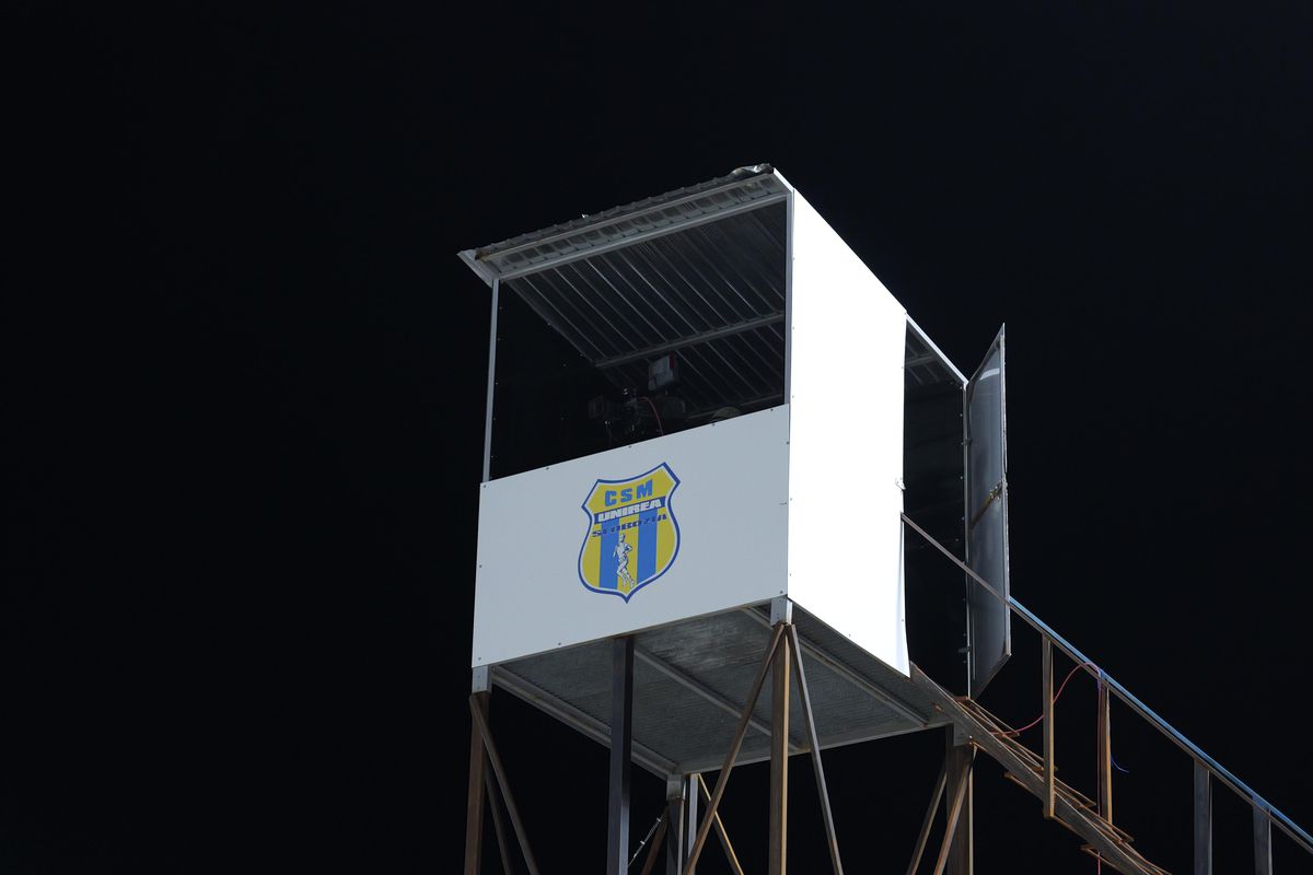 Imagini de la stadionul din Slobozia cu cabinele pentru operatorii TV // foto: Andrei Furnigă (GSP.ro)