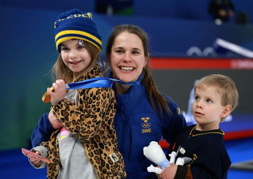 Suedeza Anna Hasselborg, campioană olimpică la curling cu echipa Suediei, și copii ei Foto: Guliver/GettyImages