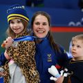 Suedeza Anna Hasselborg, campioană olimpică la curling cu echipa Suediei, și copii ei Foto: Guliver/GettyImages