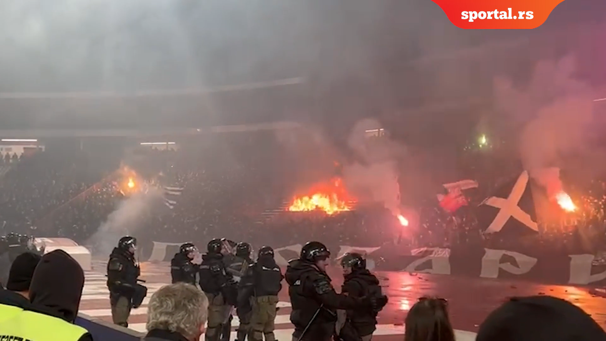 Au făcut scandal și au pierdut! Rivalii au incendiat arena la derby