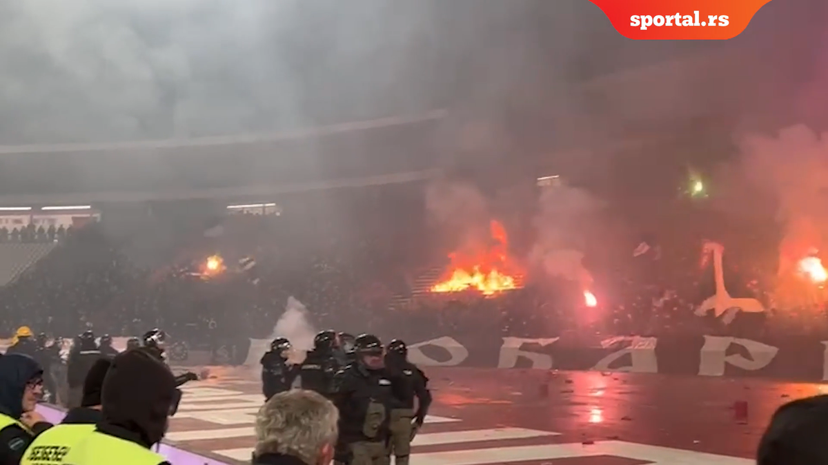 Au făcut scandal și au pierdut! Rivalii au incendiat arena la derby