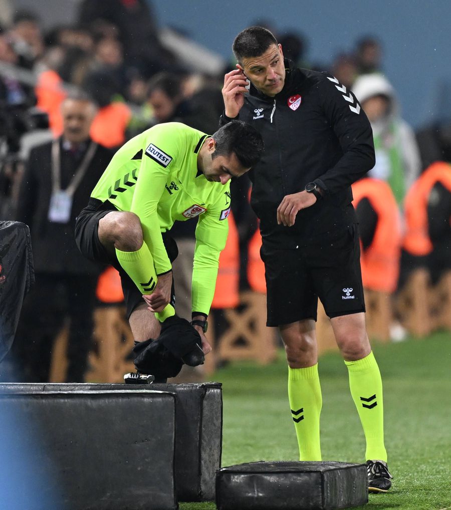 Arbitrul Davut Dakul Celik (foto, dezechipându-se), într-un meci din Cupa Turciei / Foto: Imago Scandal XXL cu arbitrul VAR de la Konya: „Este un fan recunoscut al lui Fenerbahce!”