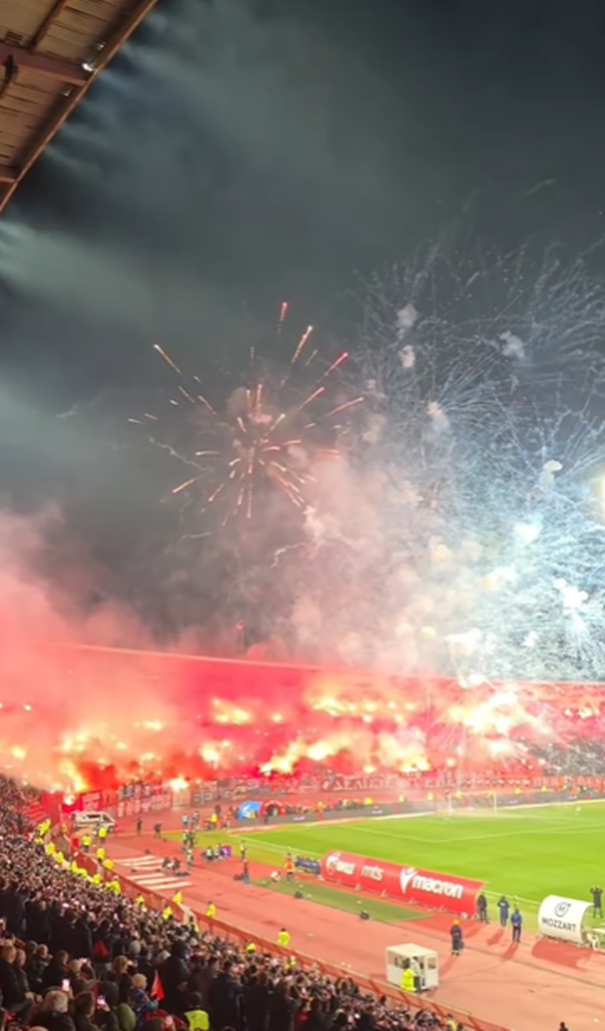 Au făcut scandal și au pierdut! Rivalii au incendiat arena la derby