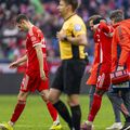 Alphonso Davies părăsește terenul cu tricoul tras pe figură / Foto: Imago