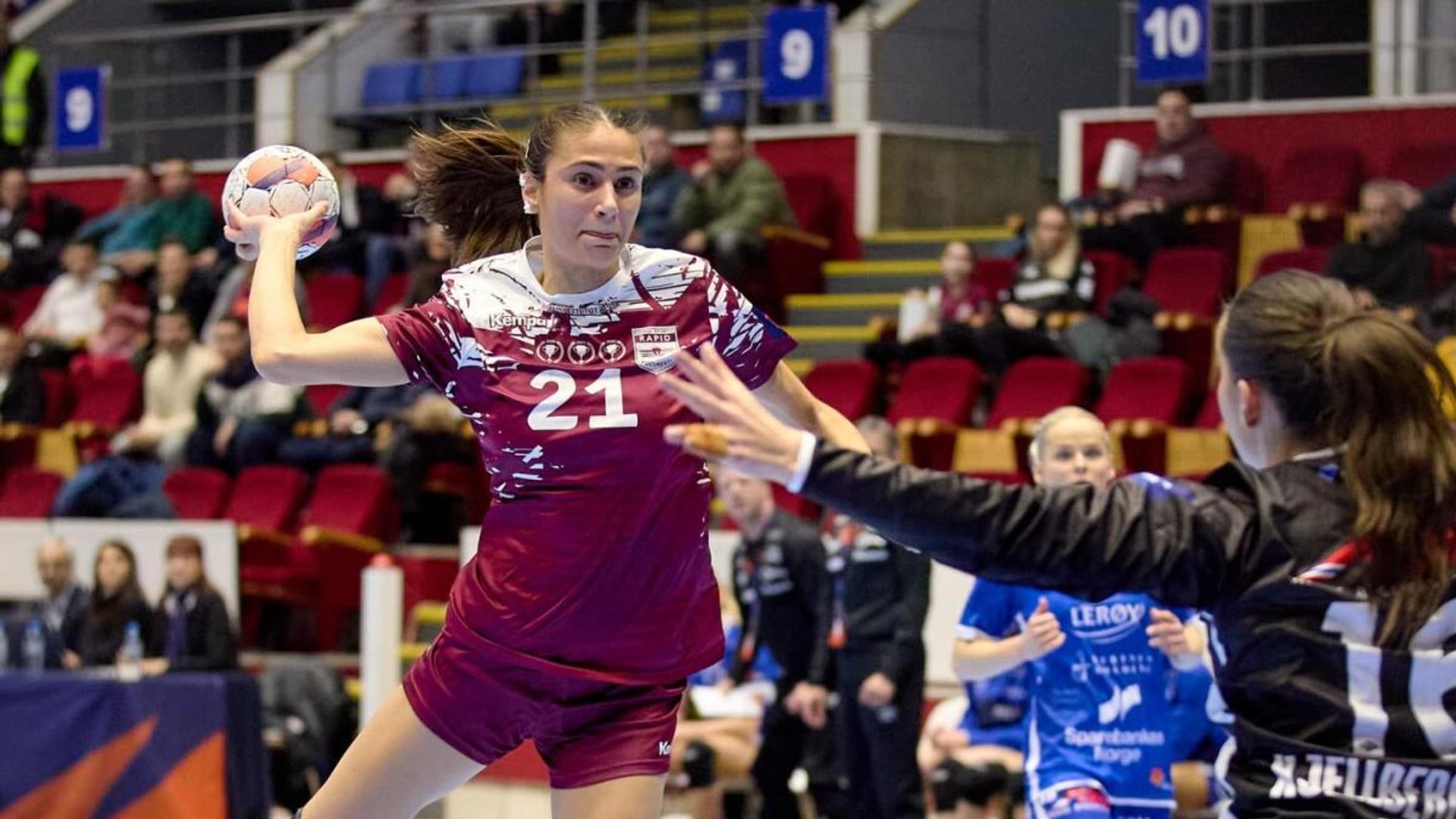 Jucătoare de la CS Rapid București și HC Lokomotiva Zagreb în acțiune în timpul meciului din EHF European League, Sala Polivalentă București. | sursa foto: Gazeta Sporturilor