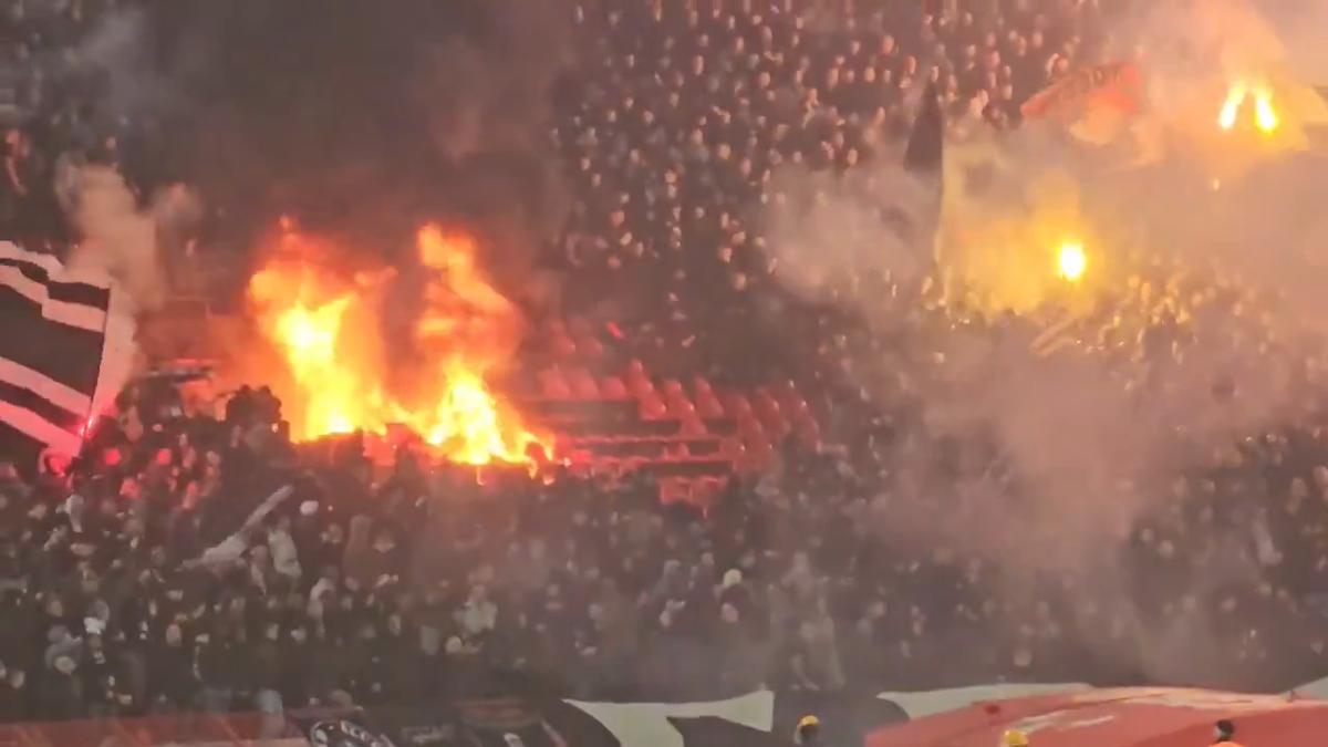 Au făcut scandal și au pierdut! Rivalii au incendiat arena la derby