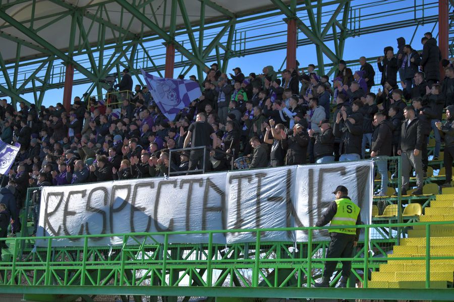 N-au ratat ocazia! Bannerele afișate de fanii lui FC Argeș în semn de protest, la primul meci după gafa lui Petrescu
