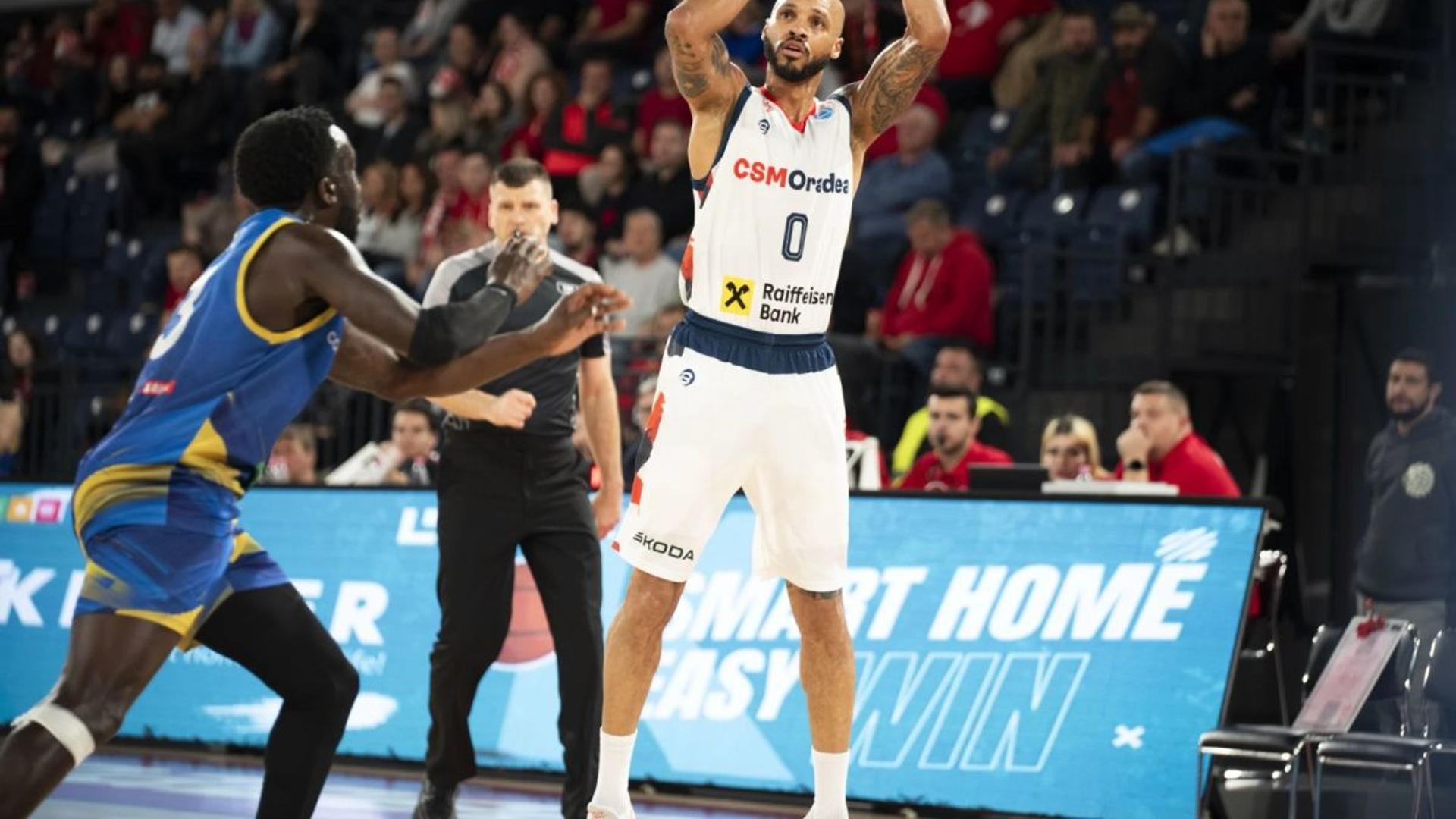 Kris Richard în tricoul CSM Oradea marcând puncte în meciul din FIBA Europe Cup, cu expresie concentrată și public în fundal. | sursa foto: Gazeta Sporturilor