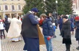 VIDEO Zeci de credincioși din Cluj au fost împărtășiți cu aceeași linguriță, în plină pandemie de coronavirus