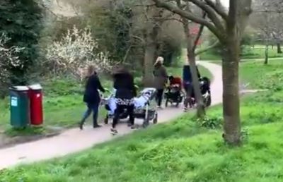 VIDEO. În lipsa meciurilor, un celebru comentator TV transmite de pe străzi de parcă ar asista la finale de Mondial :))