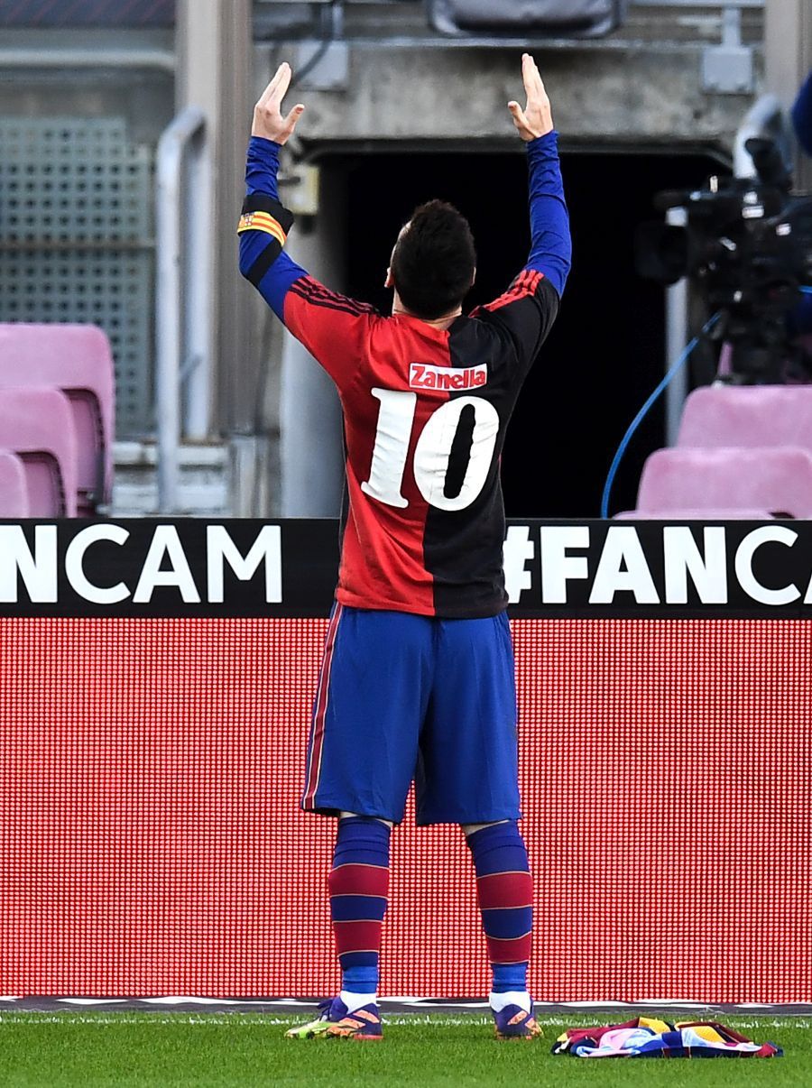 Messi, în tricoul lui Newell’s Old Boys , într-un omagiu pentru Maradona // foto: Guliver/gettyimages Messi, în tricoul lui Newell’s Old Boys , într-un omagiu pentru Maradona // foto: Guliver/gettyimages