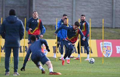 Primul antrenament în efectiv complet: Drăgușin și Pașcanu s-au alăturat lotului condus de Mutu