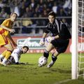 Cosmin Moți și Mihai Mincă încercând să oprească mingea lui Mario Gomez, într-un Germania U21 - România U21 (5 septembrie 2006) / FOTO: GettyImages