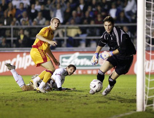 Cosmin Moți și Mihai Mincă încercând să oprească mingea lui Mario Gomez, într-un Germania U21 - România U21 (5 septembrie 2006) / FOTO: GettyImages
