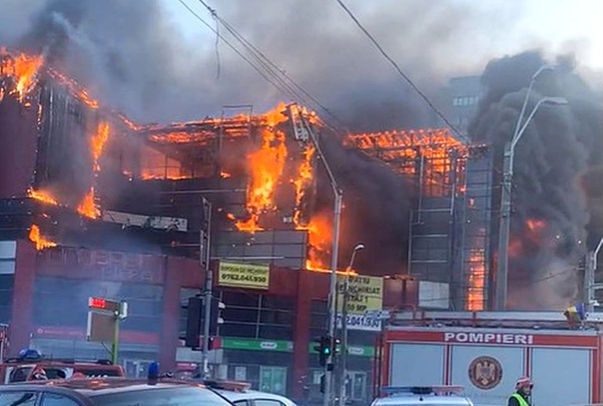 Incendiu puternic la un centru comercial din București » Clădirea, distrusă de flăcări